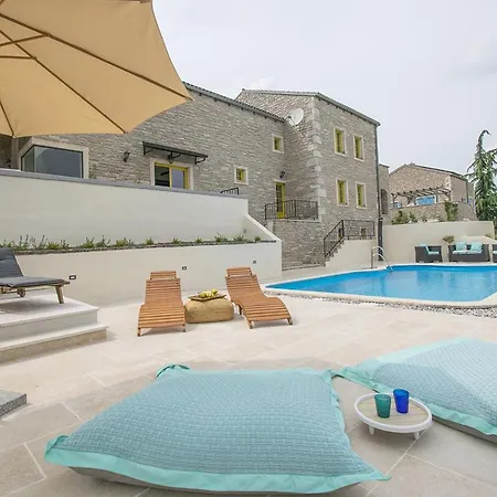 La Casa Di Kyra, Surrounded By Greenery In A Quiet Location With Pool And Sauna